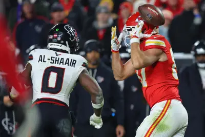 Travis Kelce looks gutted on sideline after costly drop in Chiefs loss