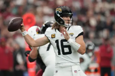 Lawrence lanza 3 pases de TD y Little anota gol para Jaguars que vencen 27-24 a Cardinals