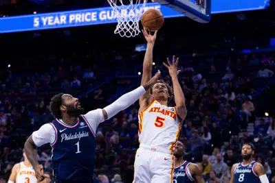 Johnson anota triples clave para Hawks y arruina regreso de Embiid en victoria 142-134