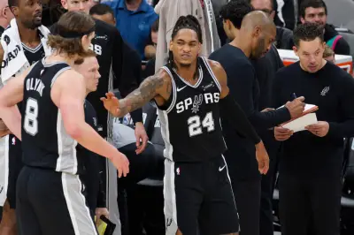 Fox y Barnes llevan a Spurs a victoria sobre Grizzlies en duelo sin astros Wembanyama y Morant