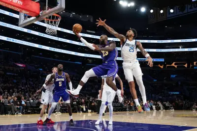 Reaves anota 38 puntos, Doncic suma 35 y Lakers doblegan a Mavs en regreso de Davis a Los Ángeles