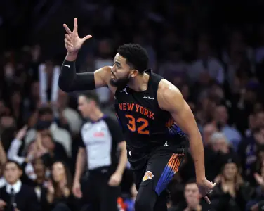 Karl-Anthony Towns, Landry Shamet power Jalen Brunson-less Knicks past Heat with masterful gems