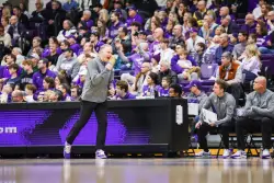 Men’s basketball: Tommies win on buzzer-beating heave