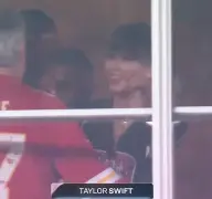 Taylor Swift quietly takes in Travis Kelce’s game as Chiefs dominate Raiders