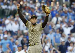 Mets dealt another blow in MLB free agency as Robert Suarez joins Braves for $45 million