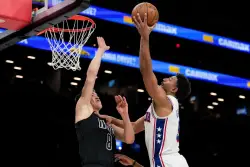 Tyrese Maxey anota 22 puntos, 76ers vencen a Nets por 115-103