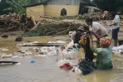 Indonesios buscan comida y agua tras inundaciones mortales. Sri Lanka reporta 193 muertes