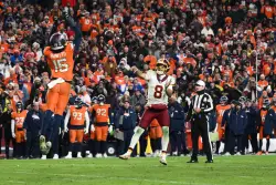 Nik Bonitto bloquea intento de dos puntos en tiempo extra y Broncos ganan 27-26 a Commanders