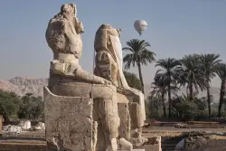 Egipto revela estatuas colosales restauradas de un faraón en Luxor