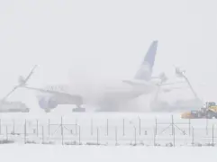 Snow delays hundreds of flights at Denver International Airport